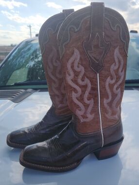 Ariat Women's Crossfire Caliente leather western cowboy boots.  Size 6B.